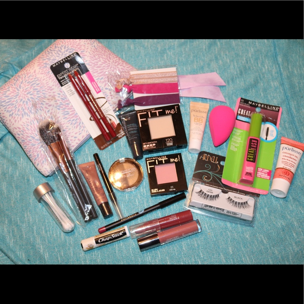 HUGE NEW 24 Piece Makeup bundle! - Picture 1 of 6